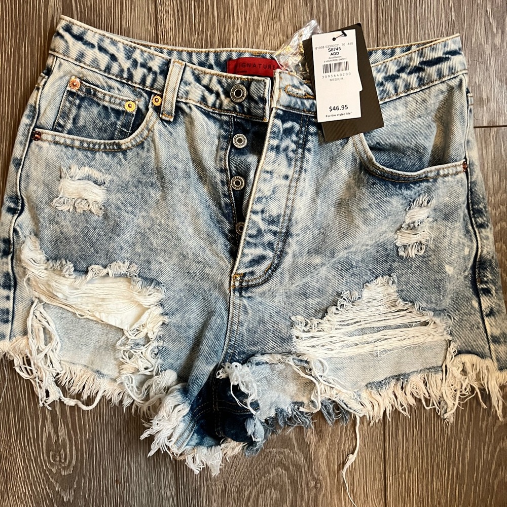 Buckle Signature jean shorts!!!! NWT